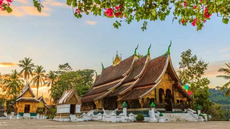 Unveiling the Enchanting Beauty of Wat Xieng Thong: History, Reasons to Visit, Location and Route, Best Time to Visit, and Must-See Sights